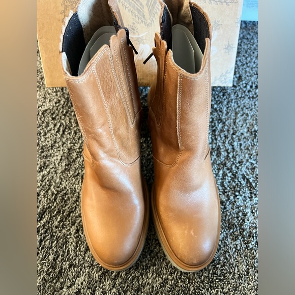 👢 FREE PEOPLE James Chelsea Boots Tan | Chic Leather Ankle Boots - Picture 9 of 13